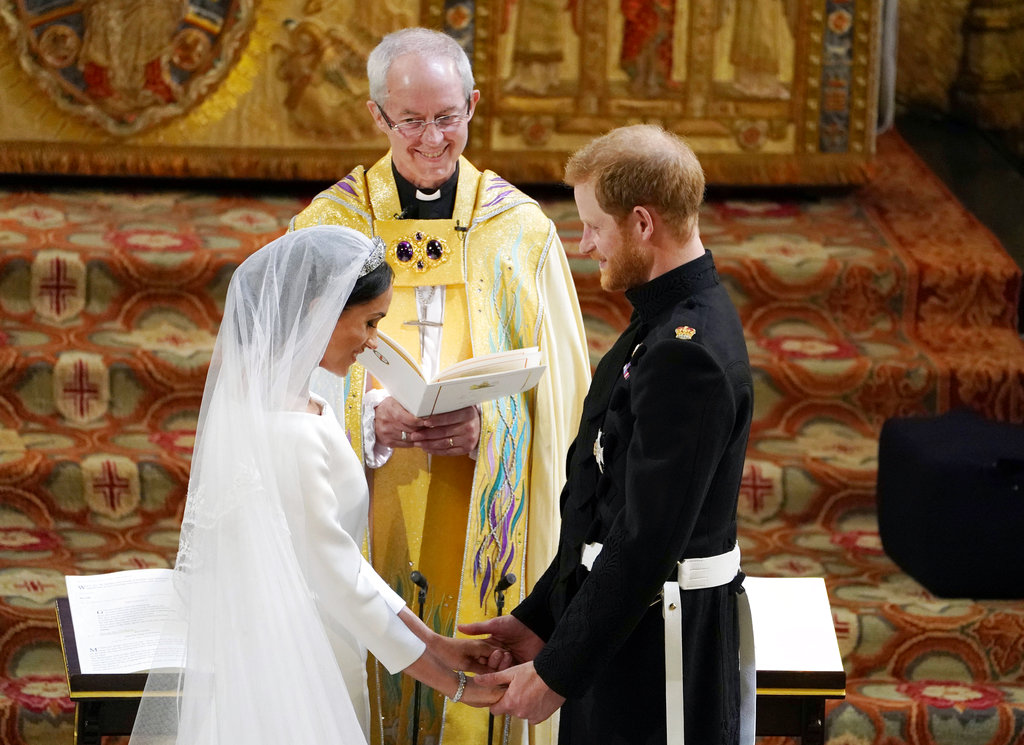 La bendición de los anillos durante la ceremonia. (Foto: AP)