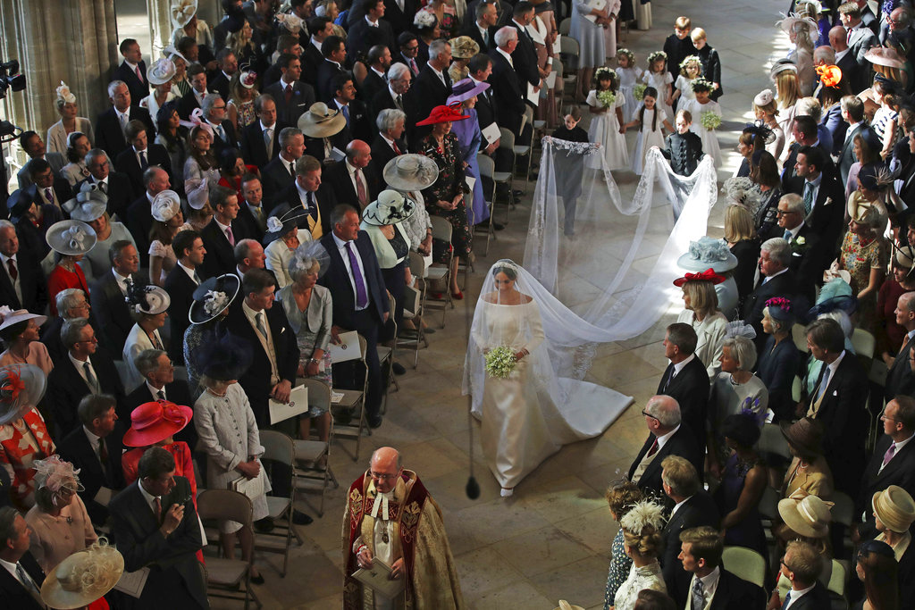 El momento más comentado: la entrada de Meghan, por sí sola, luego de que su padre no pudiera acompañarla en la boda. (Foto: AP)