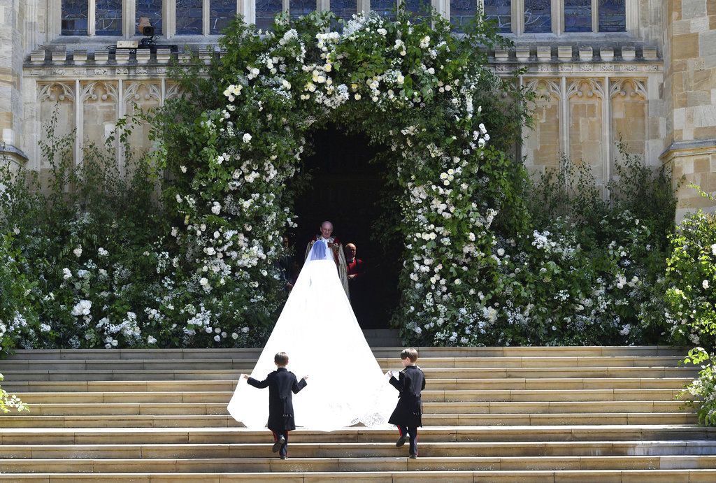 Dos niños, hijos de una de sus mejores amigas, llevaron el velo de Meghan. (Foto: AP)
