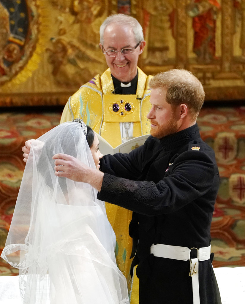 El príncipe Harry retira el velo del rostro de su aún prometida ante el altar. (Foto: AP)