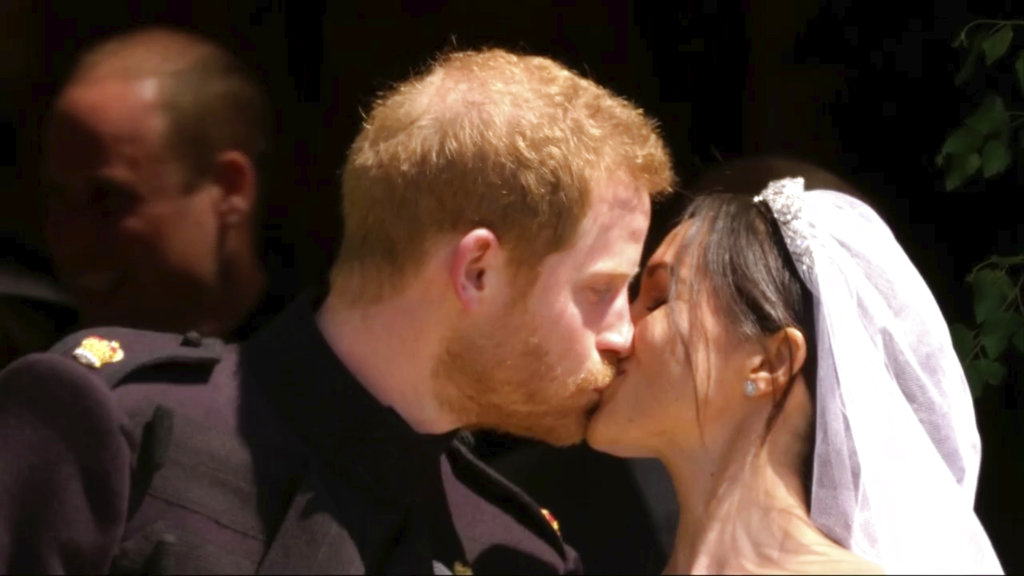 El momento más esperado: el beso de los novios. (Foto: AP)