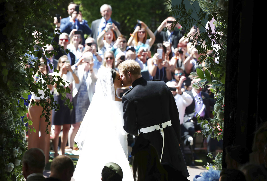 El momento más esperado: el beso de los novios. (Foto: AP)
