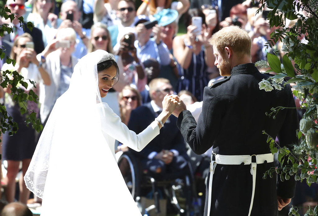 La salida: la pareja deja la capilla convertidos en esposos ante la Iglesia Anglicana. (Foto: AP)
