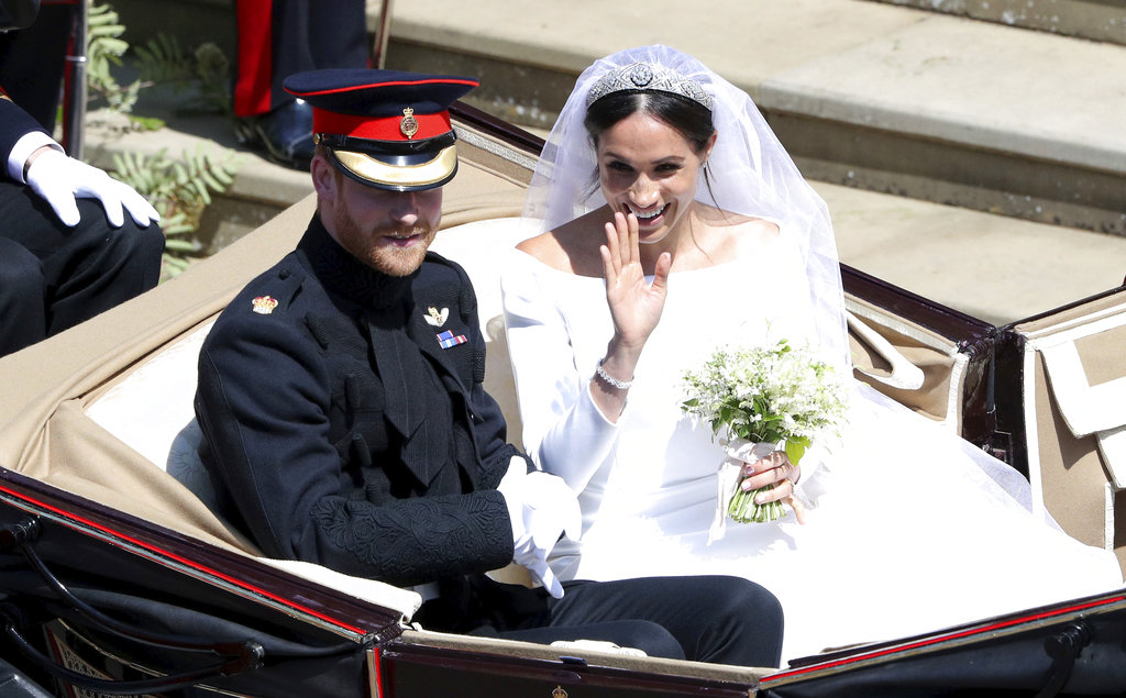 La pareja hizo un recorrido por las calles en la carroza Aspen Landau que habían elegido. (Foto: AP)