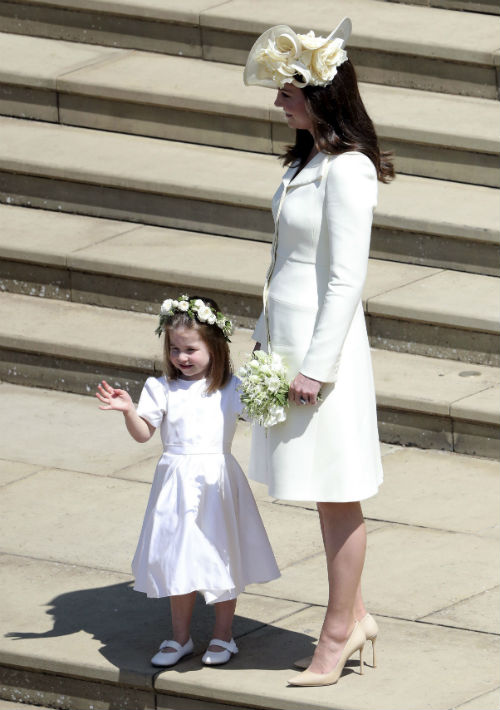 Kate Middleton, quien llegó en compañía de la pequeña Charlotte, lució un vestido de Alexander McQueen y un tocado de Philip Treacy con un diseño a medio camino entre una pamela y un fascinator. (AP)