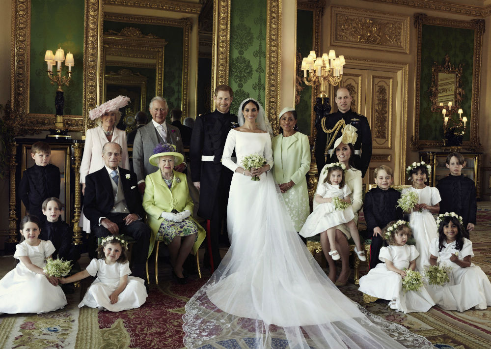 De izquierda a derecha, atrás, Jasper Dyer, Camila, duquesa de Cornwall, el príncipe Charles, Doria Ragland y el príncipe William; en la fila central, Brian Mulroney, el príncipe Phillip, la reina Elizabethl II, Kate, duquesa de Cambridge, la princesa Charlotte, el príncipe George, Rylan Litt y John Mulroney; y abajo, Ivy Mulroney, Florence van Cutsem, Zalie Warren y Remi Litt. Al centro, el príncipe Harry y Meghan Markle. (Alexi Lubomirski/Palacio de Kensington vía AP)