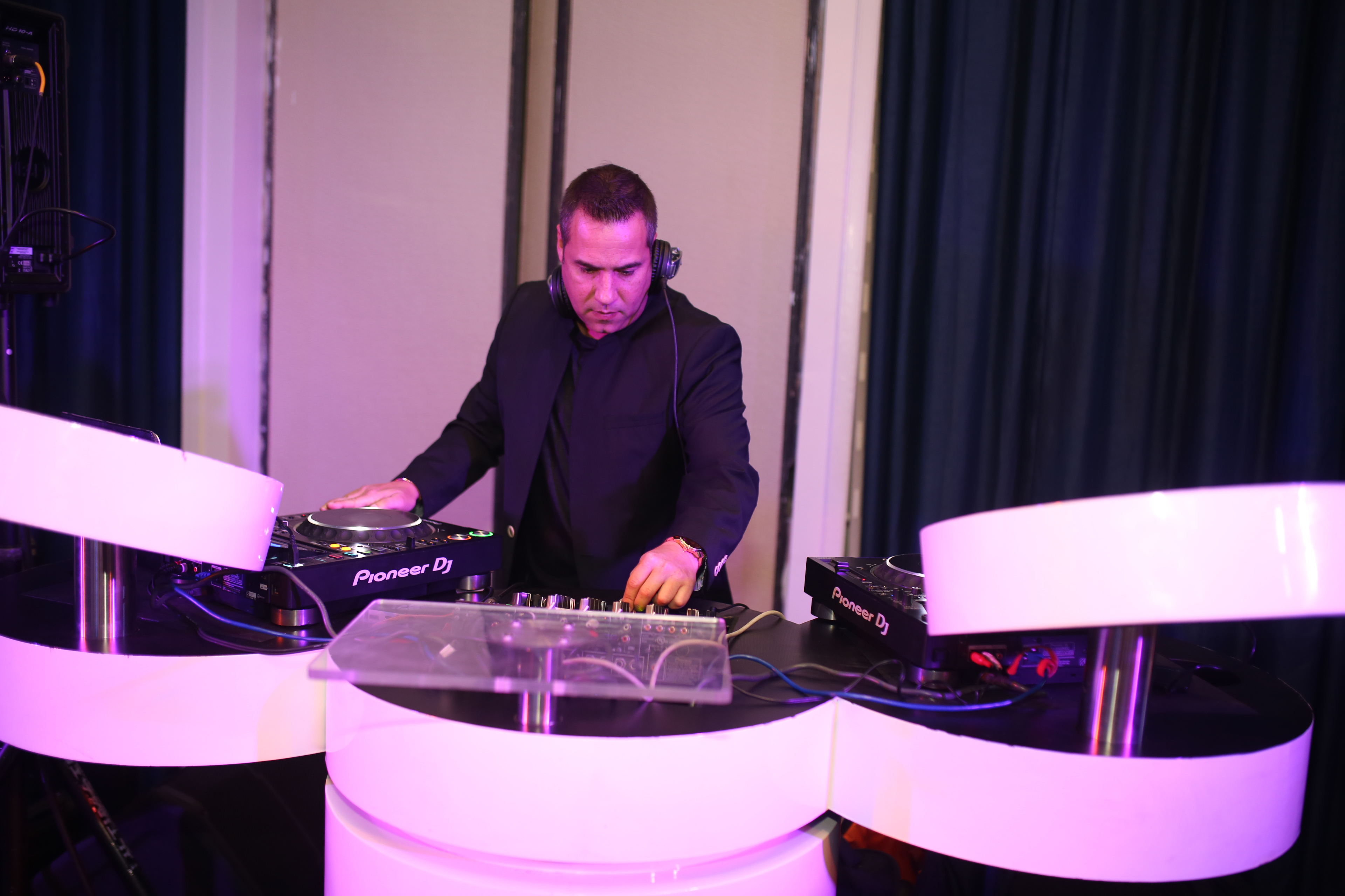 La música estuvo a cargo del DJ Iván Robles. Foto José R. Pérez Centeno.