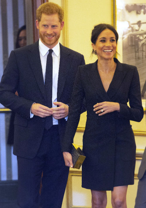 Tras unas vacaciones, Meghan Markle y el príncipe Harry reaparecieron hoy para disfrutar del musical “Hamilton” en el Victoria Palace Theatre en Londres. (AP)
