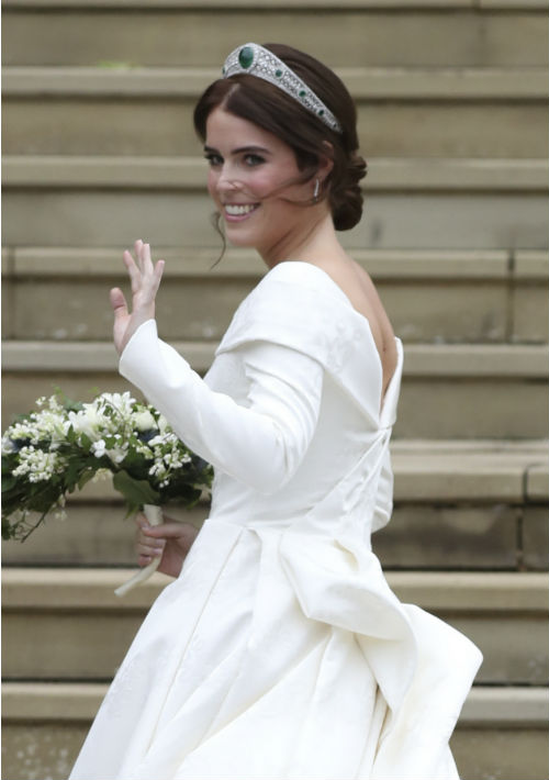 La princesa Eugenie lució un vestido de manga larga con un top ajustado, un peplum y una cola larga de los diseñadores británicos Peter Pilotto y Christopher De Vos. (AP)