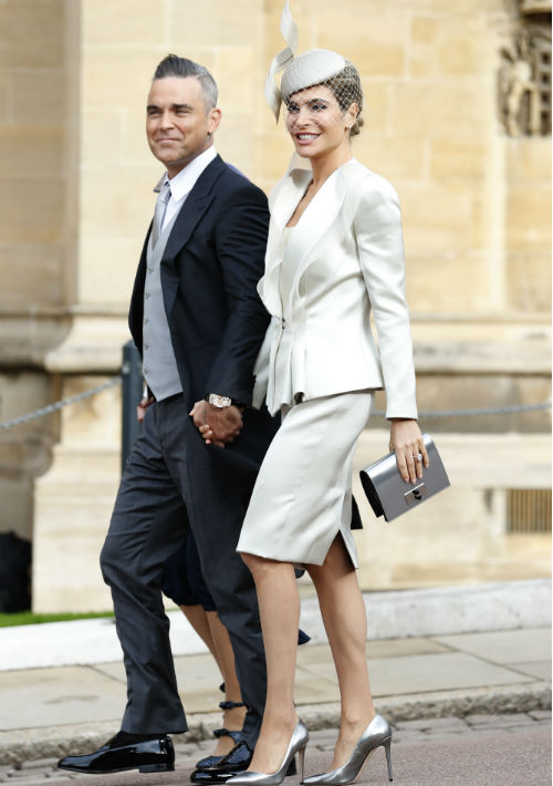 El cantante Robbie Williams y su esposa, Ayda Field. (AP)