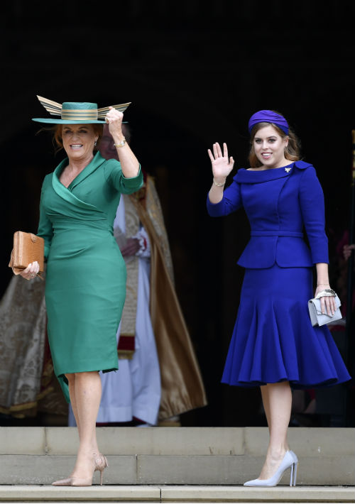 La madre de la novia, Sarah Ferguson y su hermana, la princesa Beatriz. (AP)