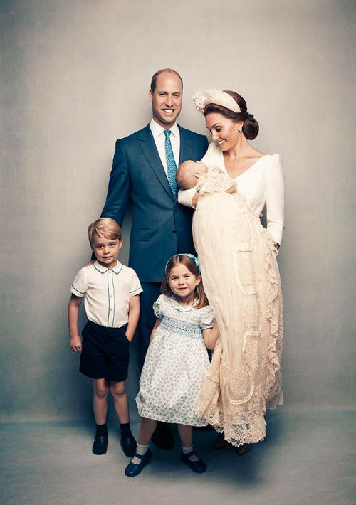 Le sigue su hijo mayor, William, en la foto junto a su esposa la duquesa de Cambridge, Kate Middleton, y sus hijos George, Charlotte y Louis. (AP)