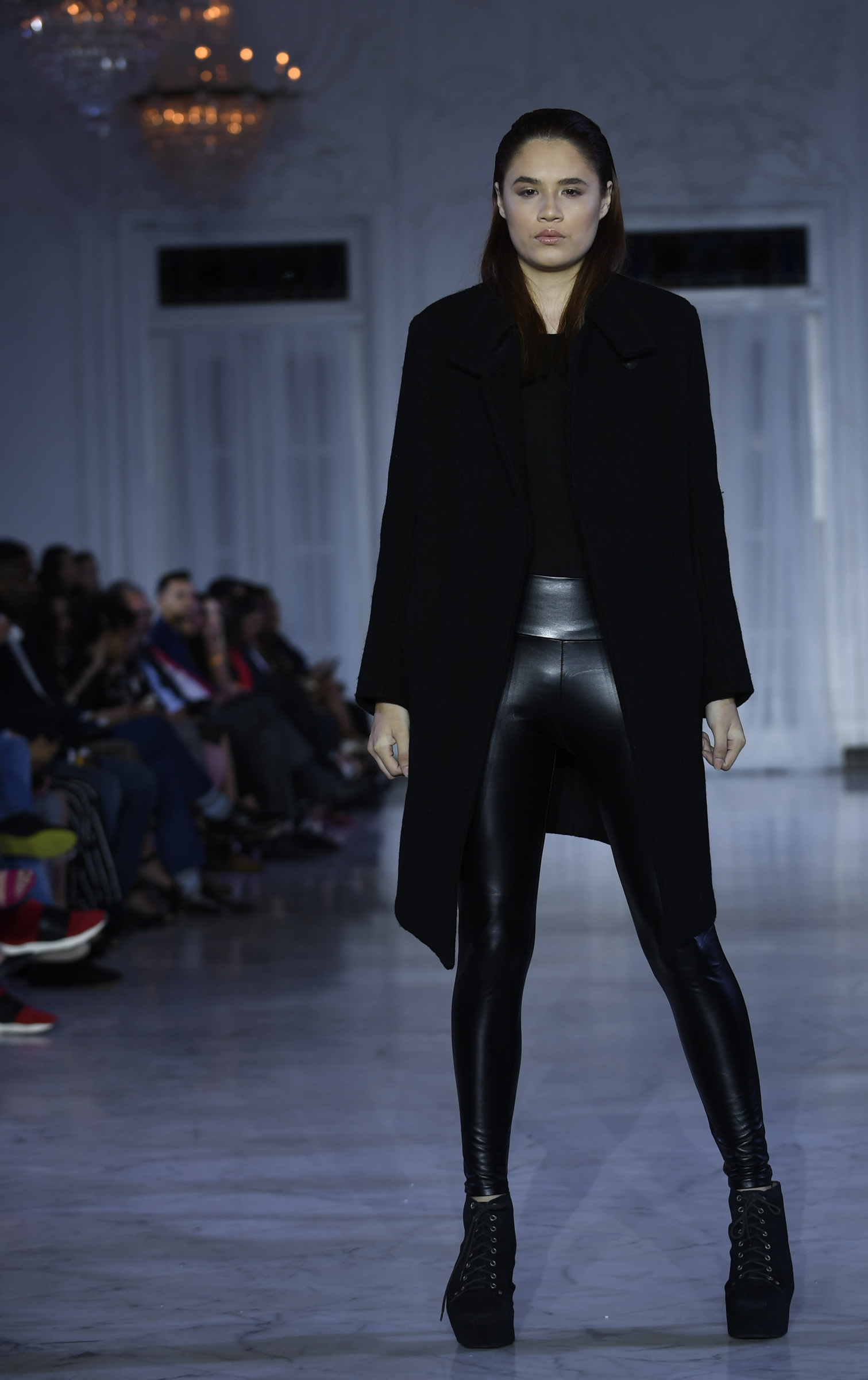 Pantalón de cuero tipo "legging" con chaqueta larga, en un "total look"negro de Jeanette Limas. Foto Ángel Luis García