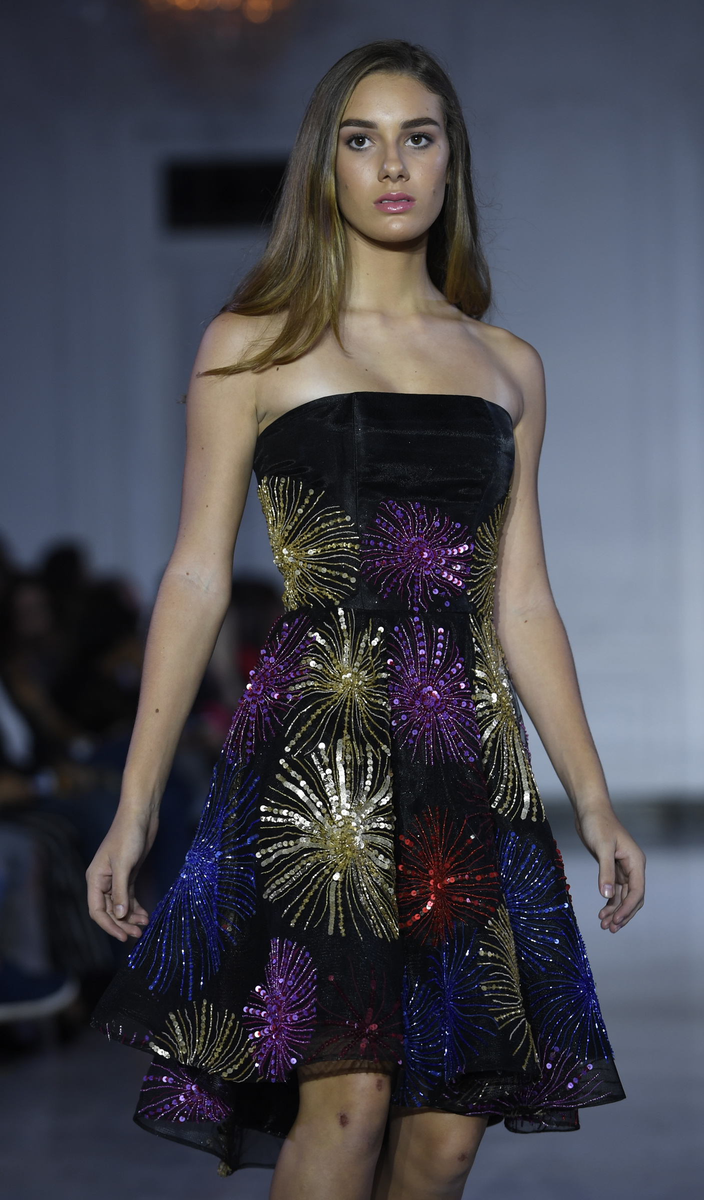 Vestido "strapless" bordado con lentejuelas que recordaban la explosión de fuegos artificiales, de Lucía Rodríguez para San Juan Moda 2018. Foto Ángel Luis García
