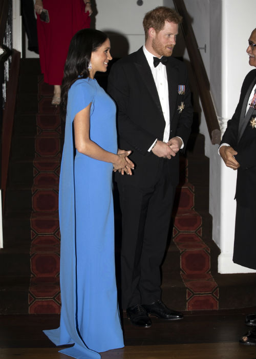 Markle lució un vestido azul klein con capa. (AP)