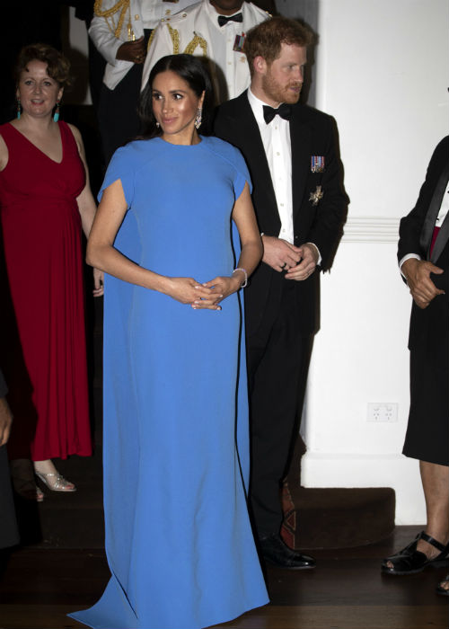 El vestido dejó un poco al descubierto su pancita, producto del embarazo de su primer hijo junto al príncipe Harry. (AP)