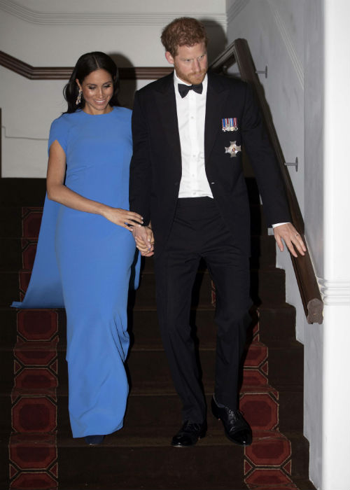 El príncipe Harry y Meghan Markle asistieron a una cena oficial durante el octavo día de su viaje por Australia y el Pacífico sur. (AP)