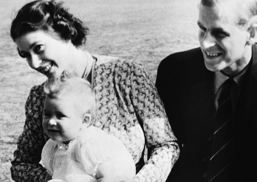 18 de julio de 1949. A la izquierda, el príncipe a sus ochos meses de nacido en los brazos de su madre, Elizabeth y su padre Philip. La foto fue tomada en su residencia de verano, en el Windlesham Moor, en Ascot. (AP)