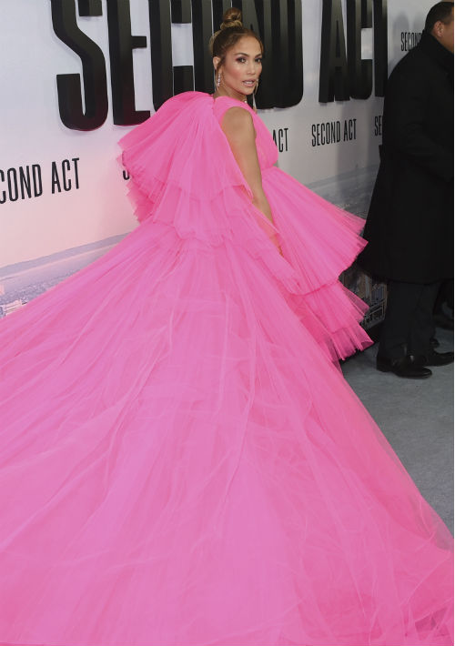El vestido de tul rosa intenso, corto al frente y con una larga cola en capas, fue del diseñador Giambattista Vallis. (AP)