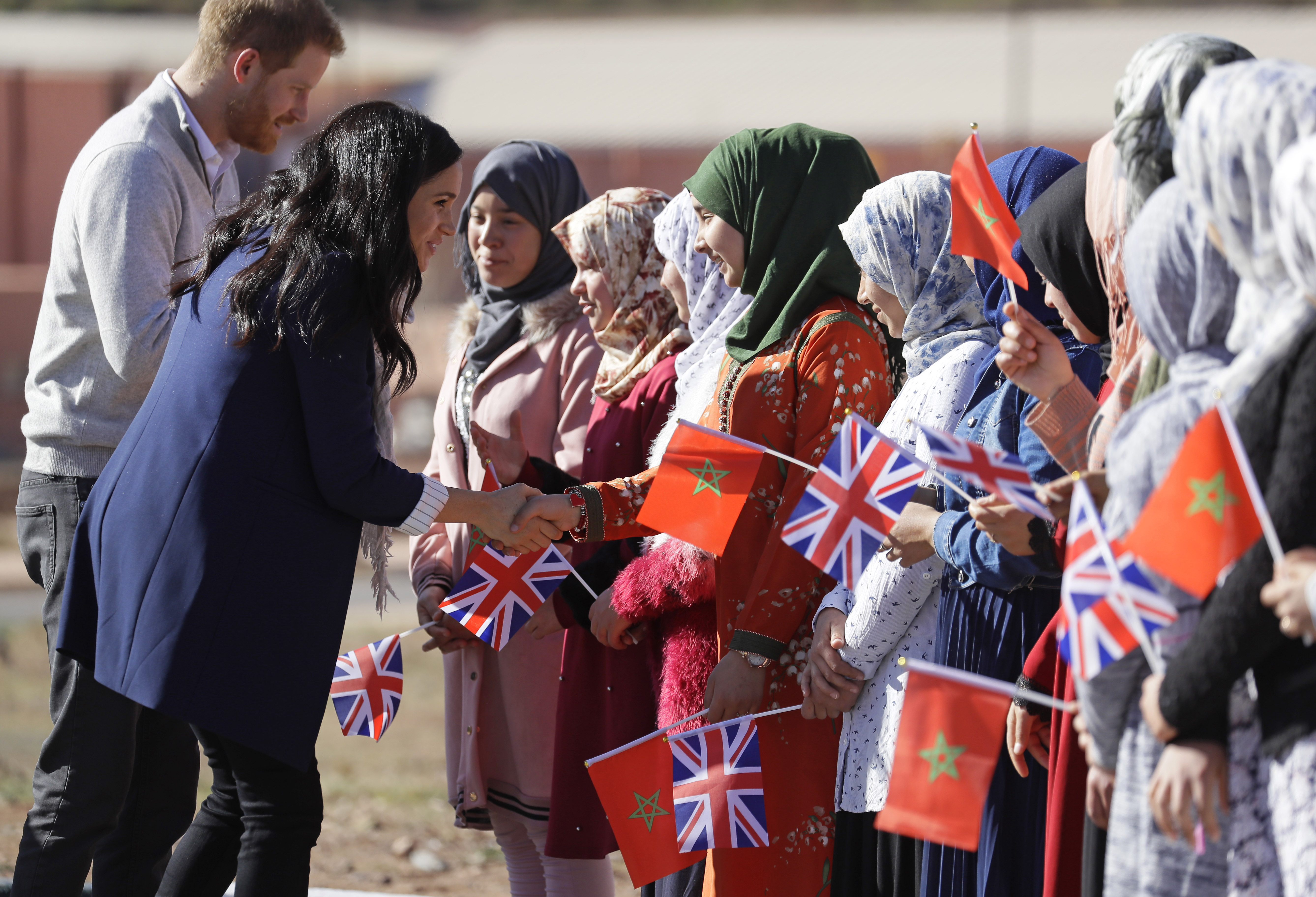Allí se "empaparon" de las tradiciones de esta centenaria cultura e incluso Meghan se atrevió a hacerse un tatuaje de henna, muy popular entre las mujeres de dicho país. (AP)