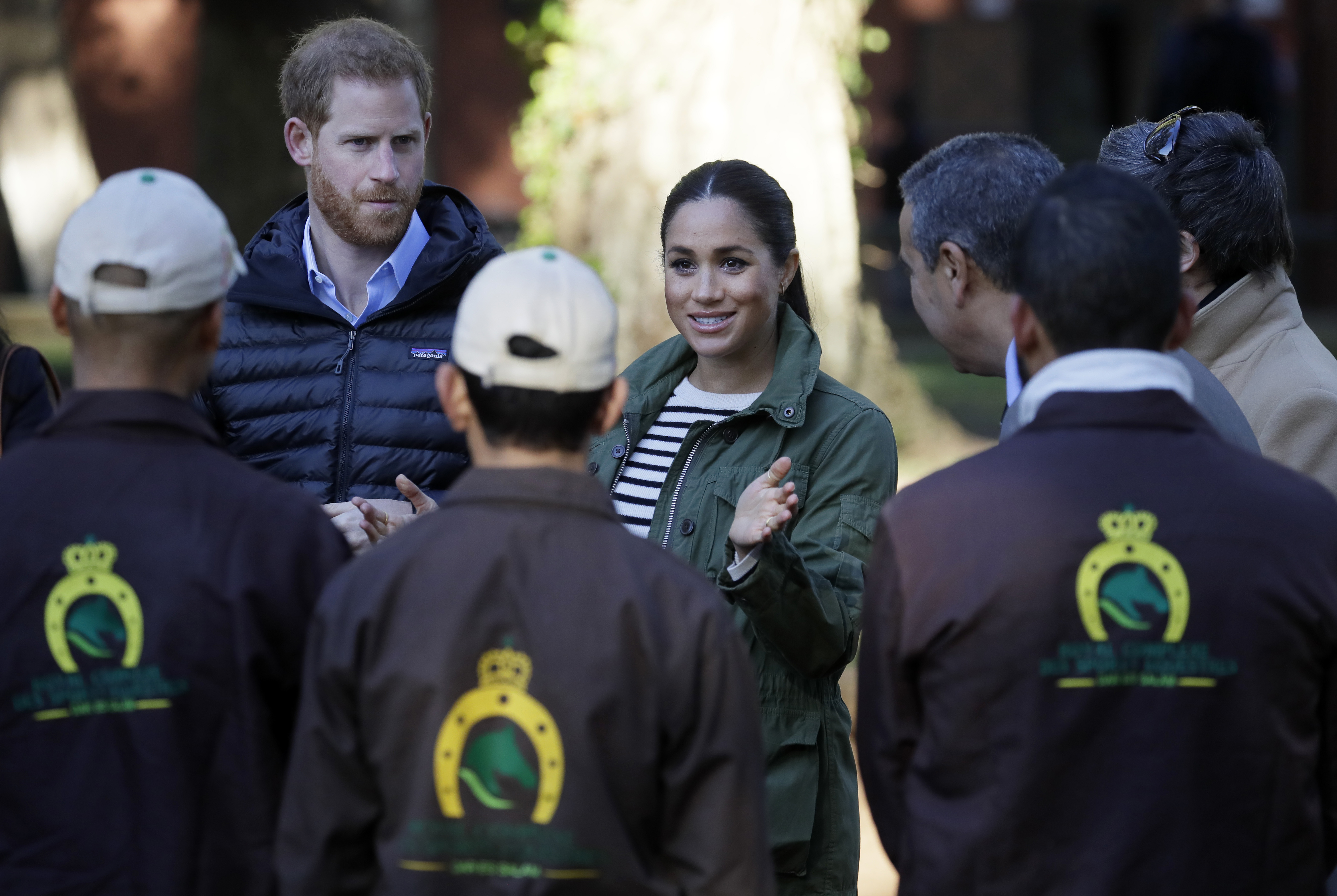La duquesa de Sussex, que dará a luz la próxima primavera, lució un "look" muy cómodo y favorecedor para su útlimo día en Rabat. (AP)