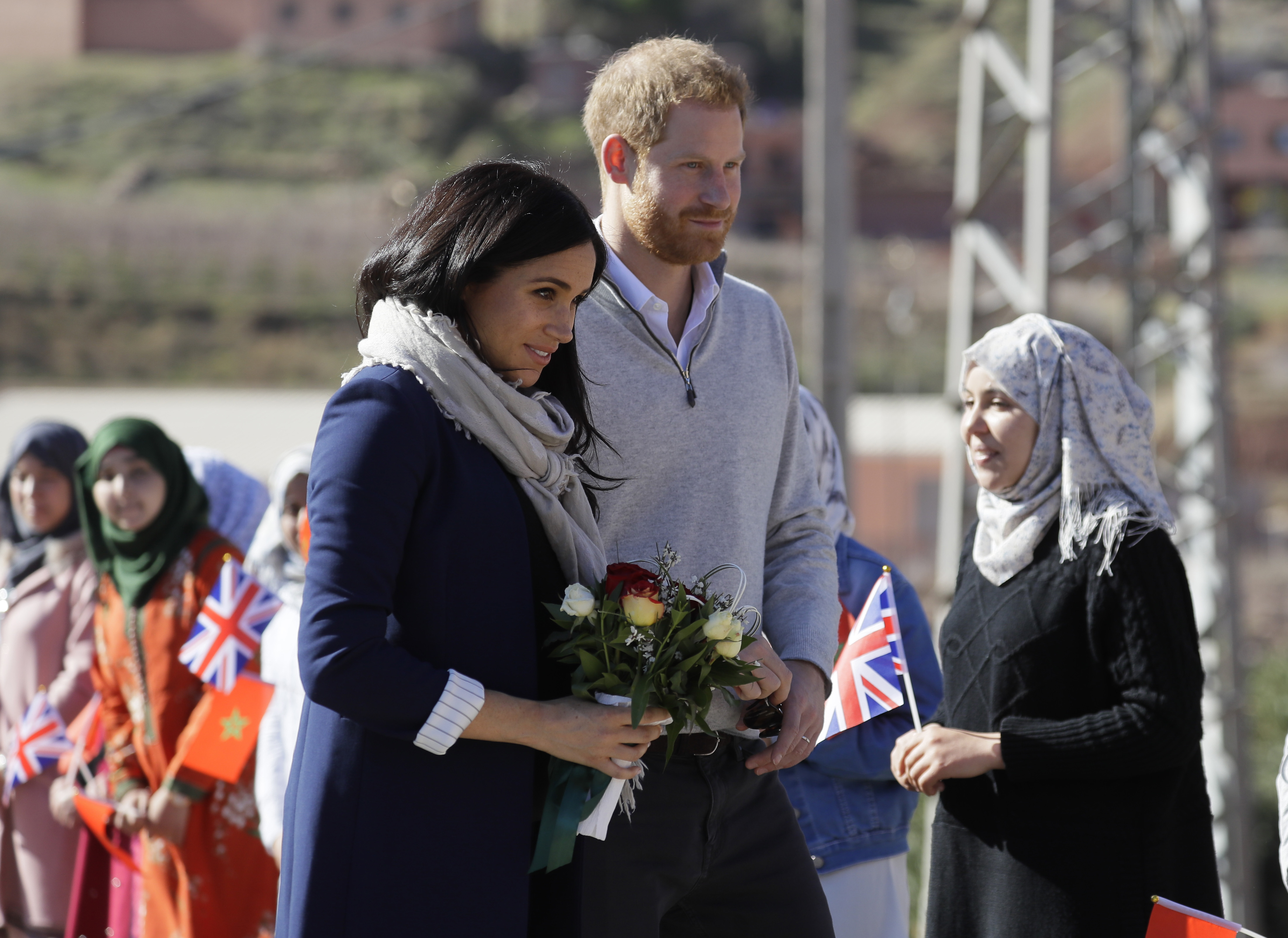 Durante el segundo día del viaje, la pareja visitó el pueblo de Asni, situado en un valle del Alto Atlas. (AP)