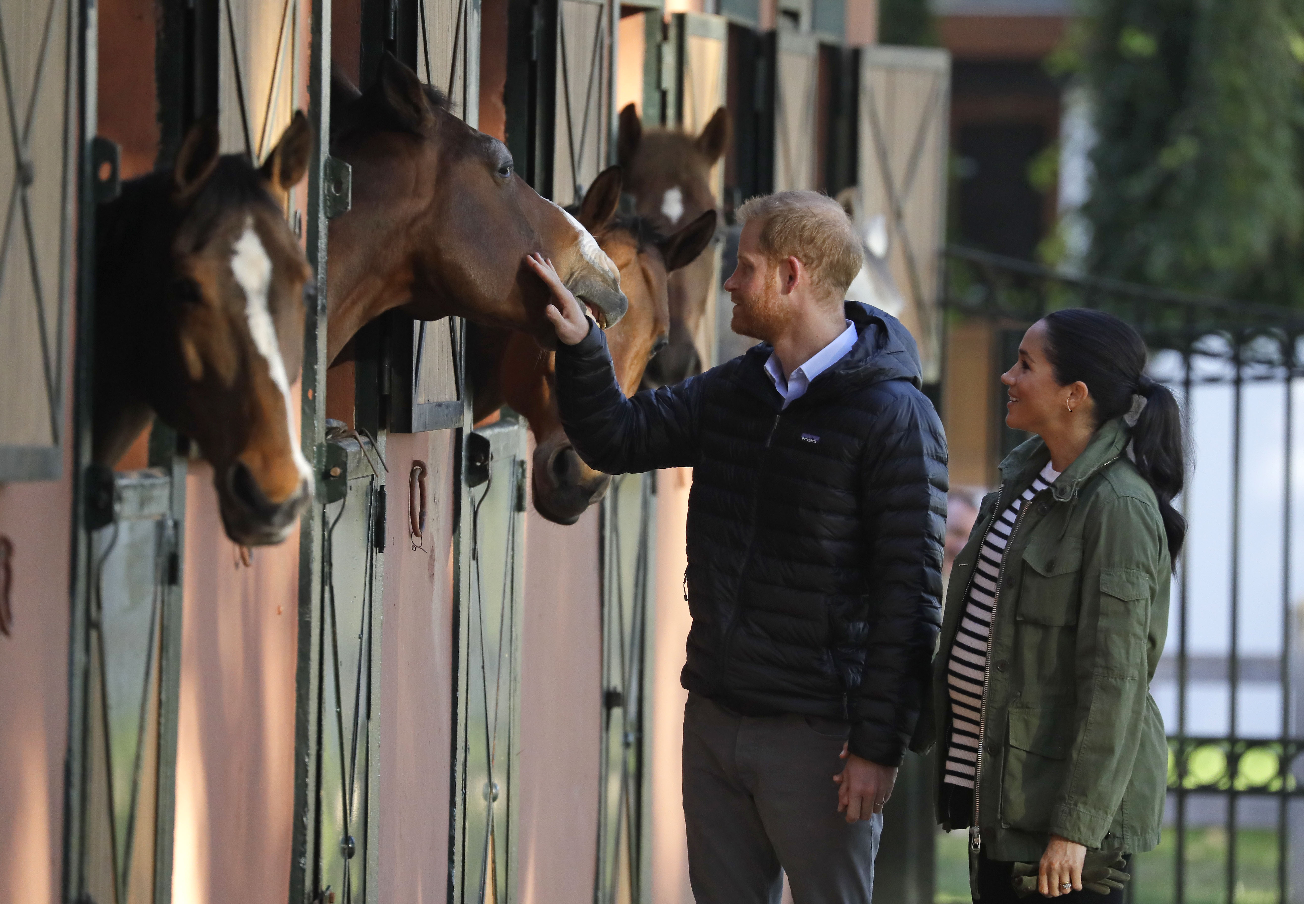 El matrimonio conoció de primera mano la terapia con caballos que se realiza en este centro para mejorar la calidad de vida de las personas discapacitadas. (AP)