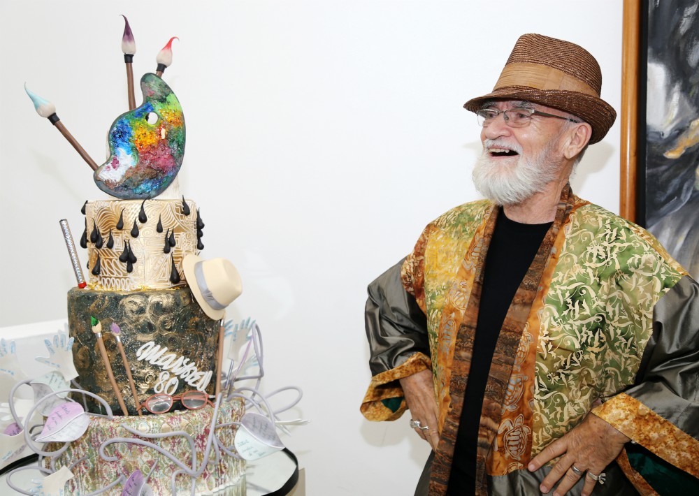 El artista junto a su bizcocho de cumpleaños creado por C+M Cake Designers. (Foto Nichole Saldarriaga)