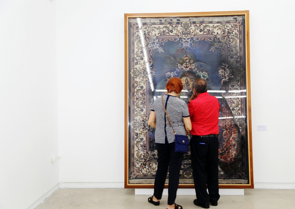 Los invitados tuvieron la oportunidad de apreciar las pierzas en formato grande de la exhibición “Toño Martorell en casa de Walter Otero”, que se presentará hasta el 26 de mayo. (Foto Nichole Saldarriaga)