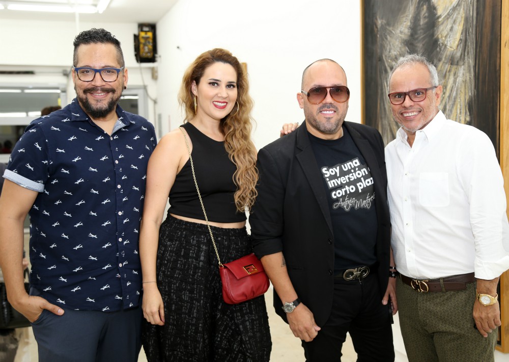 Víctor González, Lorna Otero, el galerista Walter Otero y Lino Hernández durante la celebración. (Foto Nichole Saldarriaga)