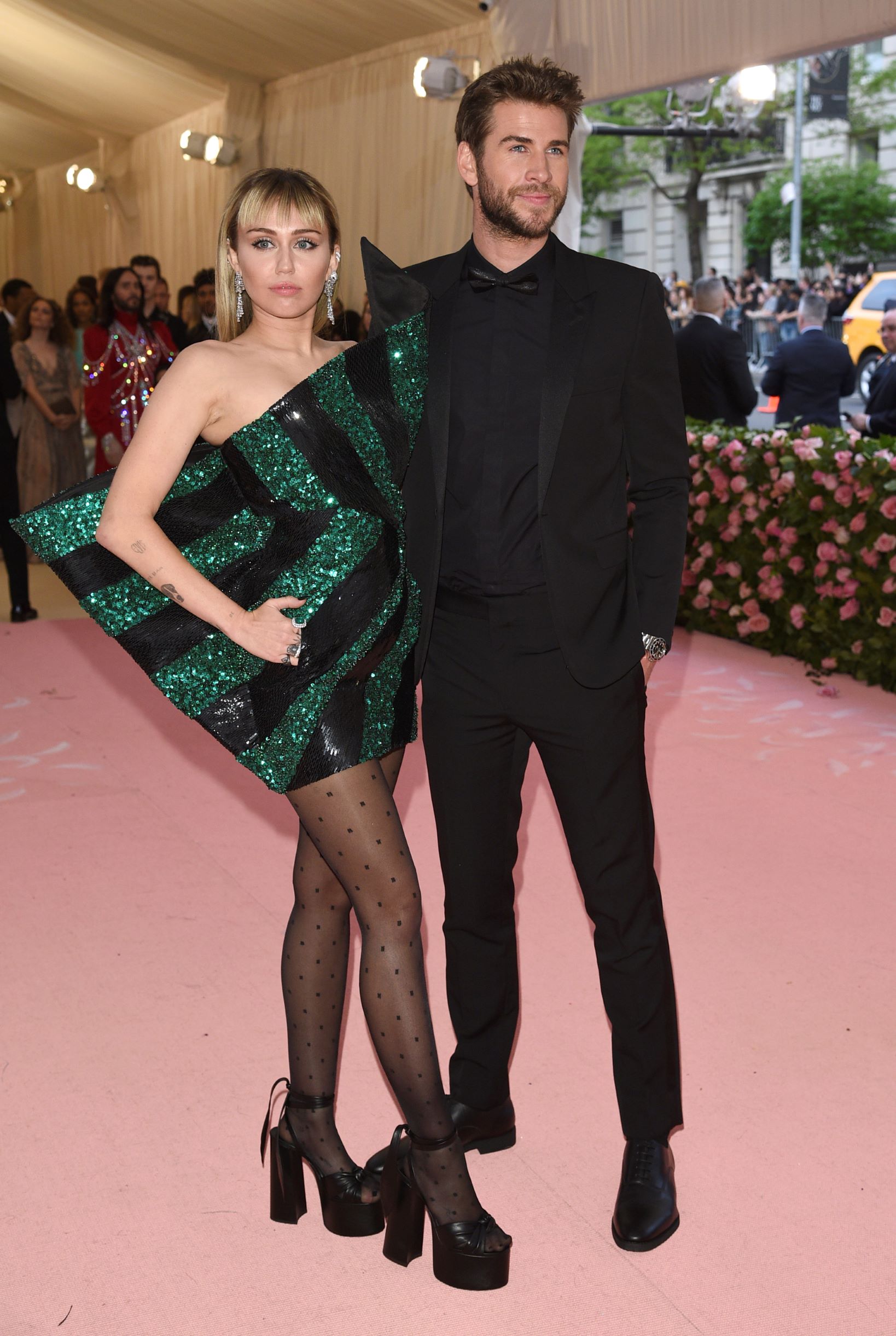La actriz Miley Cyrus y su esposo, el actor Liam Hemsworth. (AP)