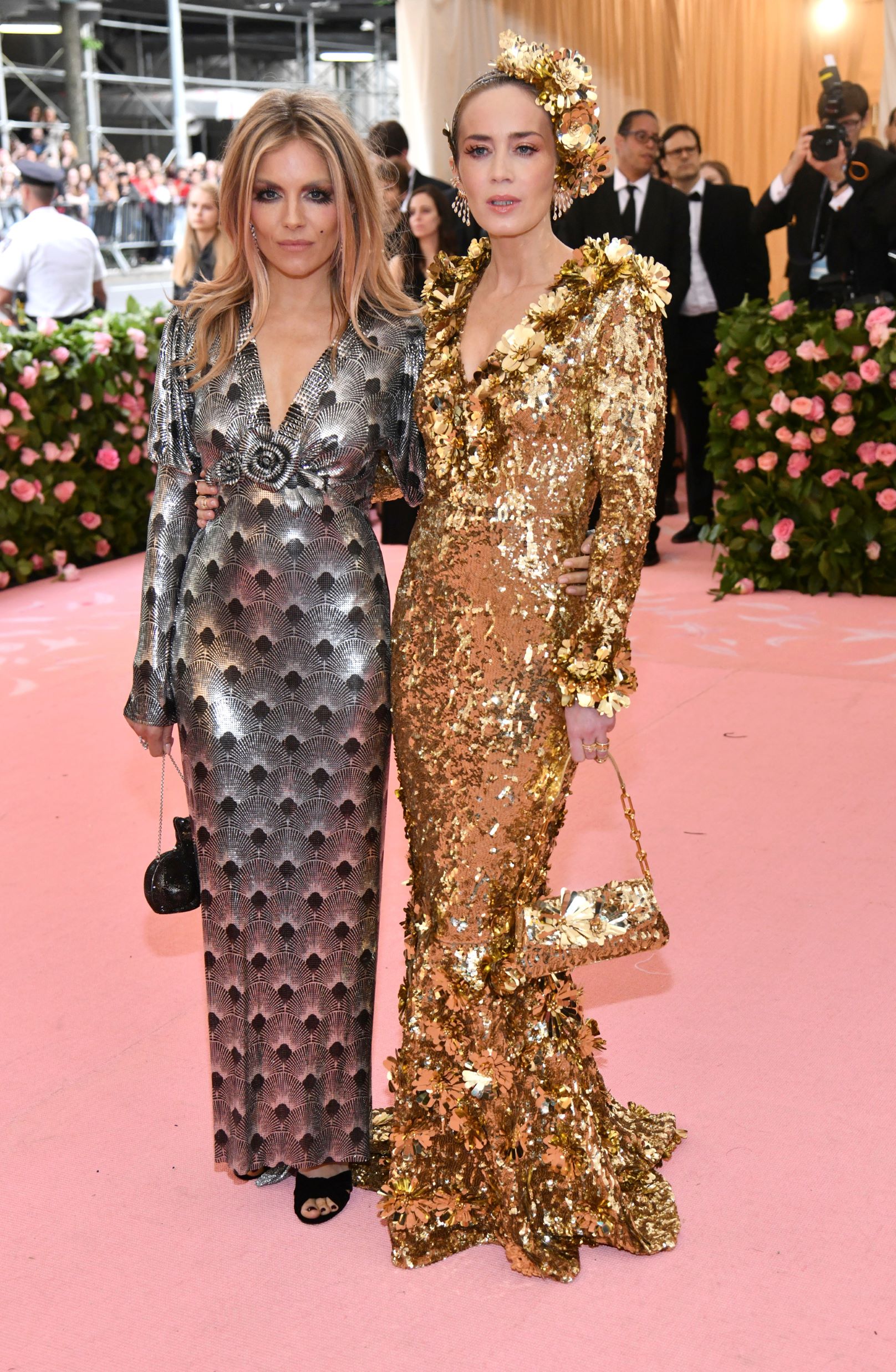Las actrices Sienna Miller y Emily Blunt. (AP)