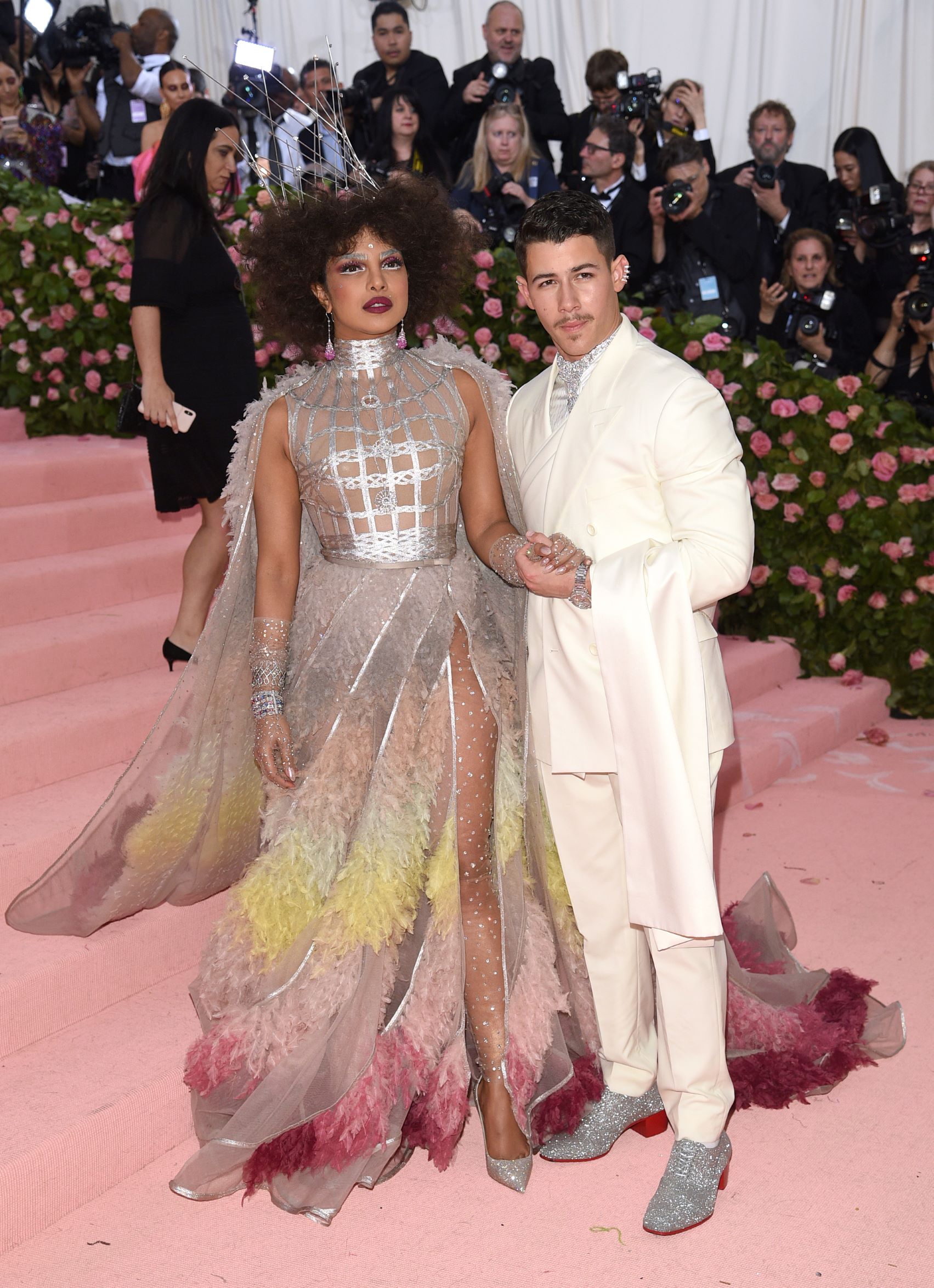 La actriz Priyanka Chopra y su esposo, el cantante Nick Jonas. (AP)