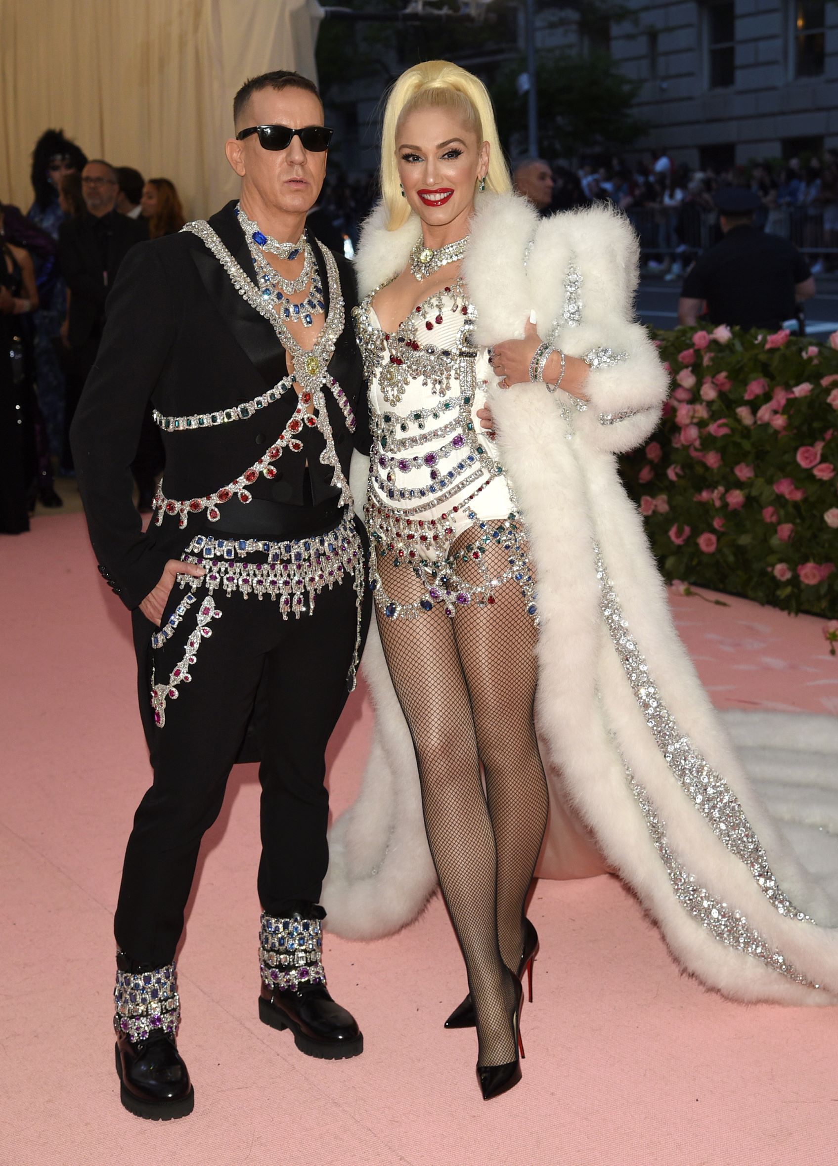 El diseñador Jeremy Scott y la cantante Gwen Stefani. (AP)