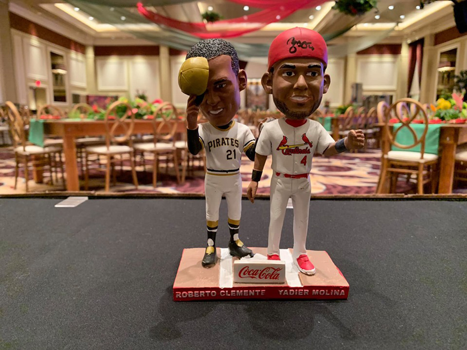 En el evento se regalaron a los asistentes un "bobblehead" de Roberto Clemente y Yadier Molina. (Suministrada)