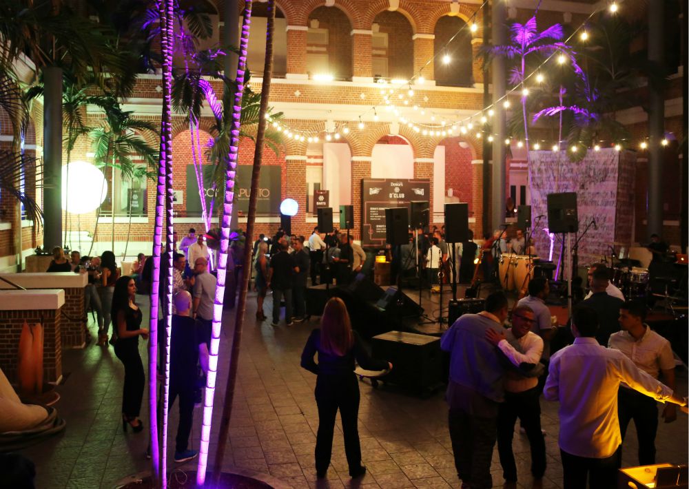 Intervenciones de "stand up comedy" ambientaron el tema de la noche. (Nichole Saldarriaga)