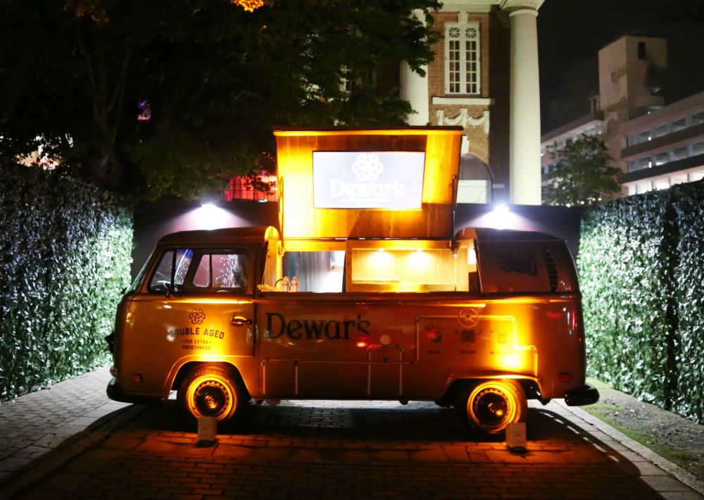 La nueva Volkswagen de Dewar's sirvió como barra móvil. (Nichole Saldarriaga)