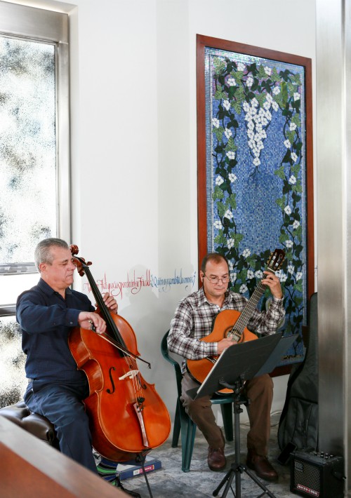 Durante la ceremonia, el grupo de violines de Carlos Valencia amenizó a los invitados con melodías sacras. (Suministrada)