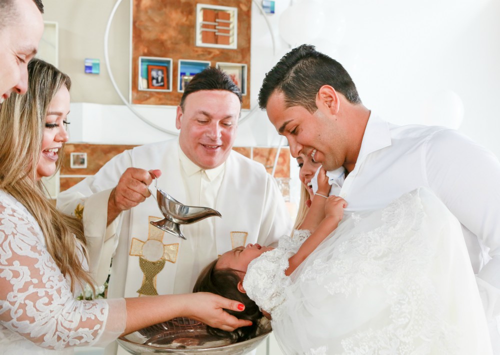 El sacramento bautismal lo ofició el padre Edwin Cruz. (Suministrada)