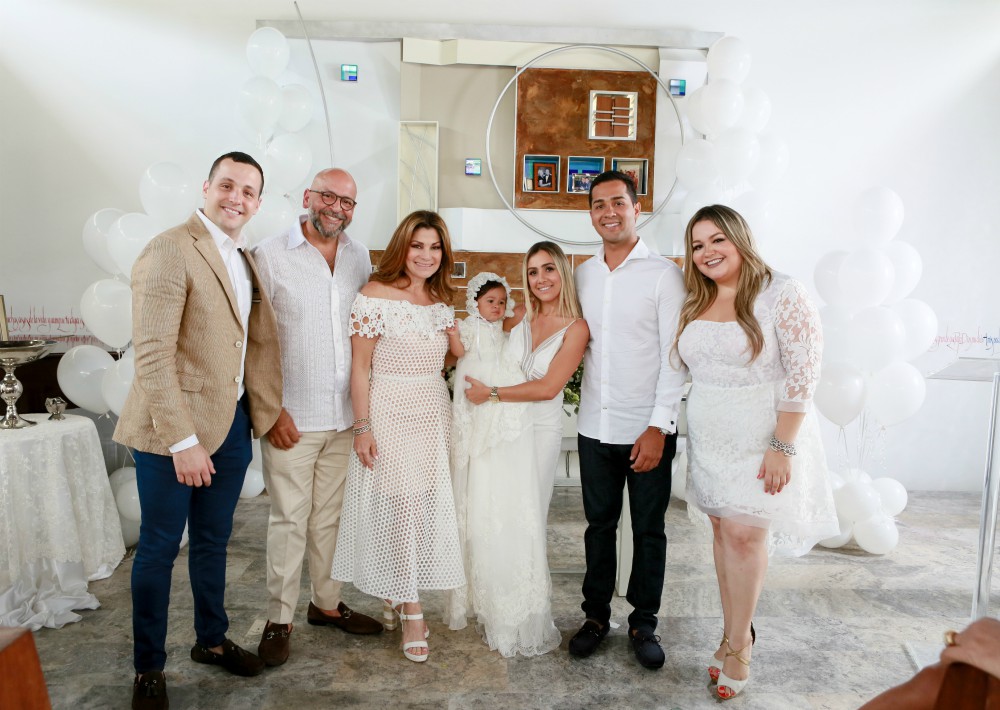 La ceremonia contó con la presencia de familia y amistades más cercanas, entre ellos, sus abuelos paternos, Damaris y Andrés Santiago, propietarios de D'Royal Bride. (Suministrada)