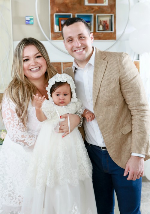 Los padrinos fueron el Dr. Esteban Andrés y Andrea Damaris Santiago, hermanos del padre de la niña. (Suministrada)