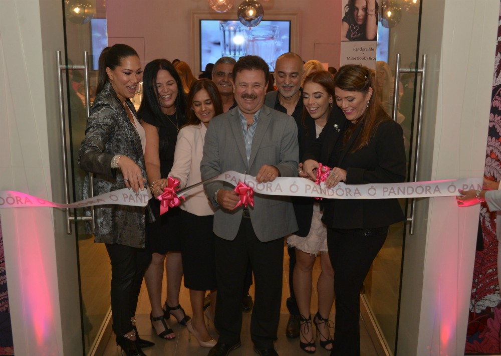 Raúl Rodríguez (centro), junto con Aileen Rodríguez, Marcelle Rexach y Eunice Arroyo, en el corte de cinta de Pandora de Plaza Carolina. (Enid M. Salgado Mercado)