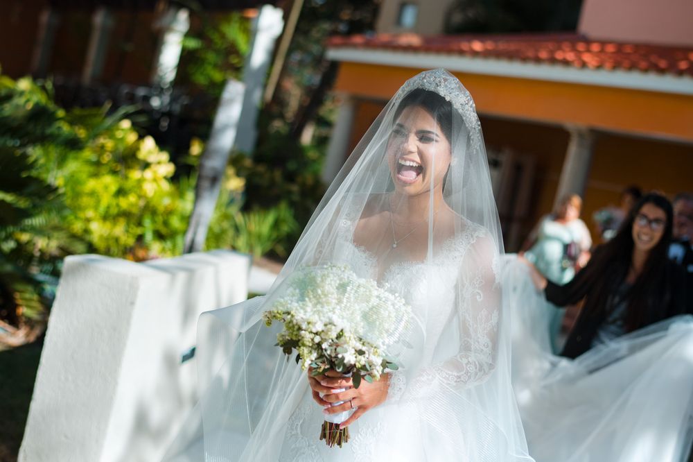 La emoción de la novia al dirigirse a la ceremonia. Foto William de la Cruz Photography