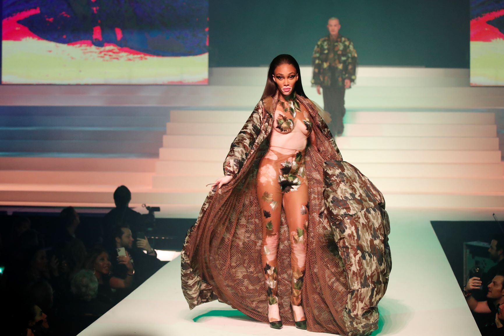 Winne Harlow fue una de las modelos que desfiló por la pasarela. (AP)