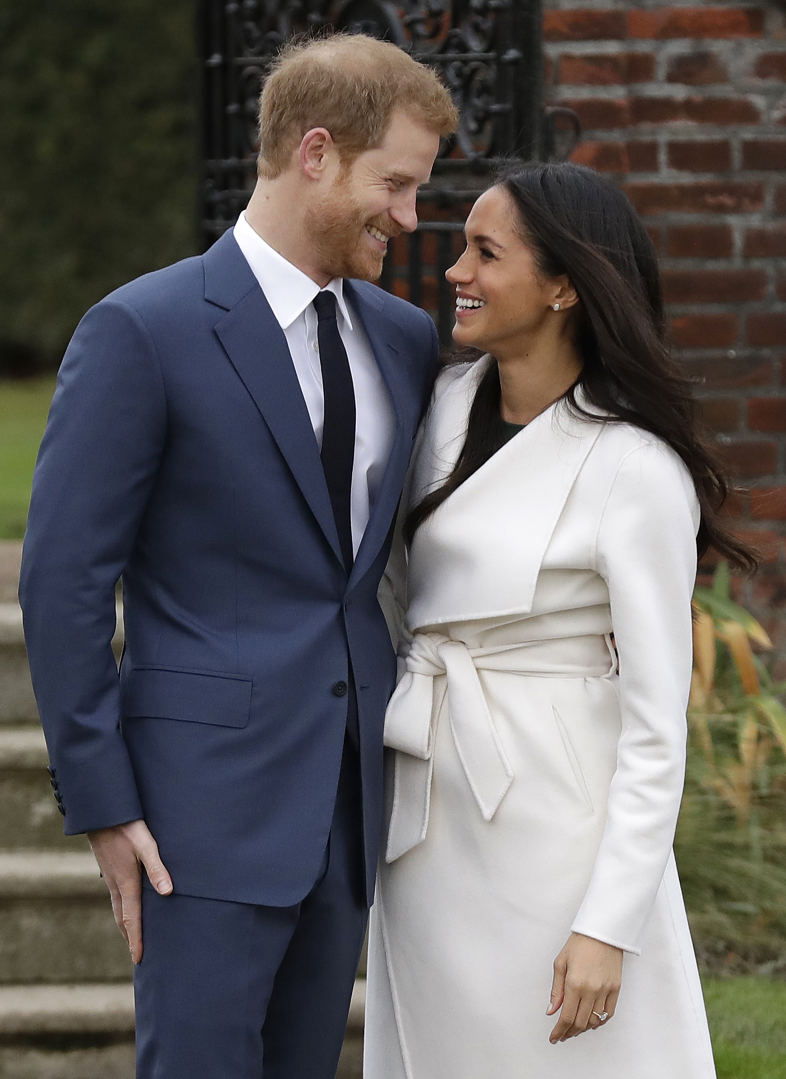 Desde que gritaron su amor a los cuatro vientos, los seguidores de la actriz y de la realeza británica comenzaron a apostar en qué momento oficializarían el compromiso, lo que ocurrió el 27 de noviembre de 2017. La boda se celebraría en la próxima primavera. (Archivo)