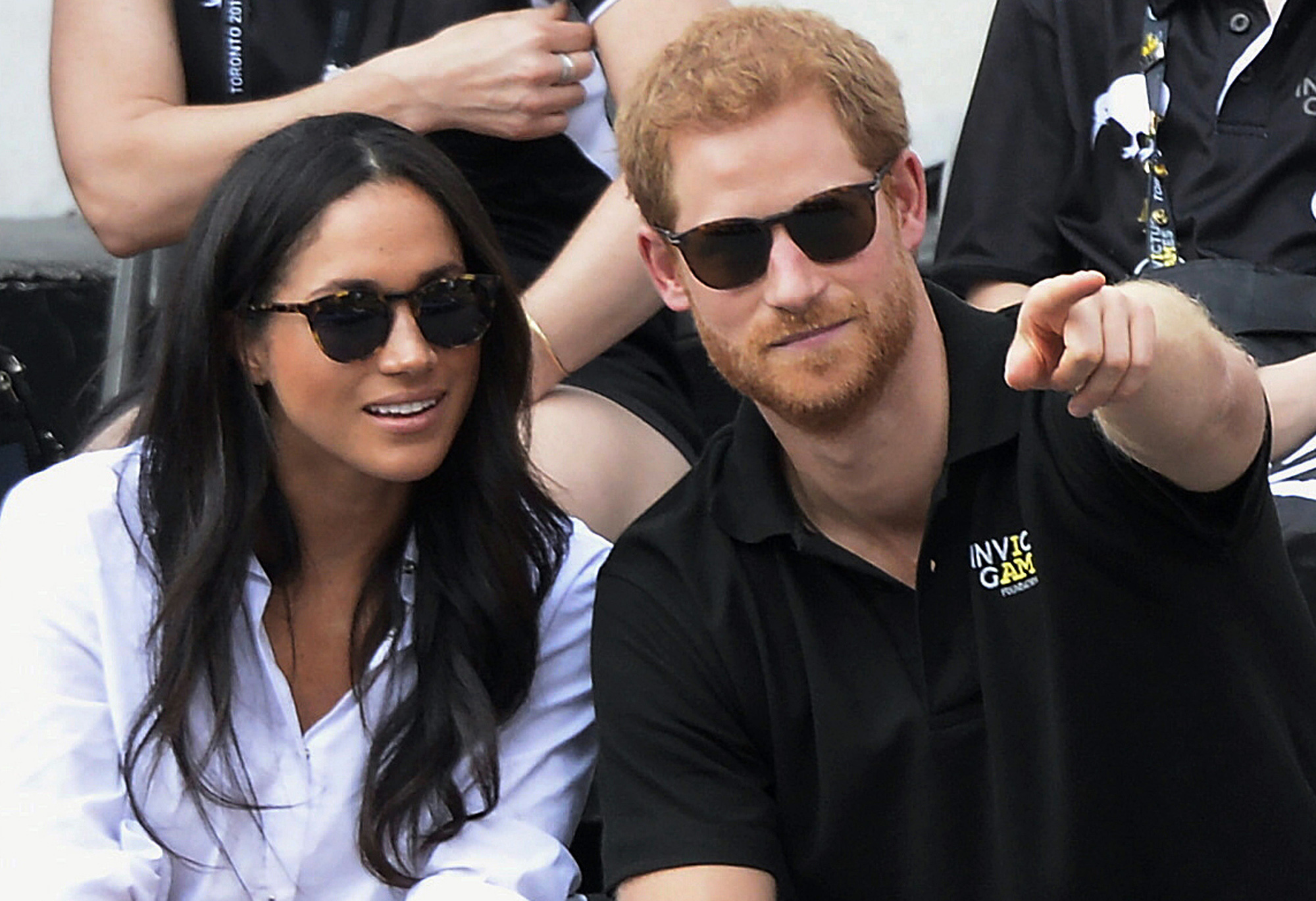 La noticia de la relación entre la actriz y el príncipe se dio a conocer en septiembre de 2017, cuando Meghan le dijo a la revista que ellos eran “dos personas que están realmente felices y enamoradas” y más adelante hicieron su primera aparición pública oficial como pareja durante el torneo tenis en silla de ruedas, Harry’s Invictus Games, en Toronto. (Archivo)