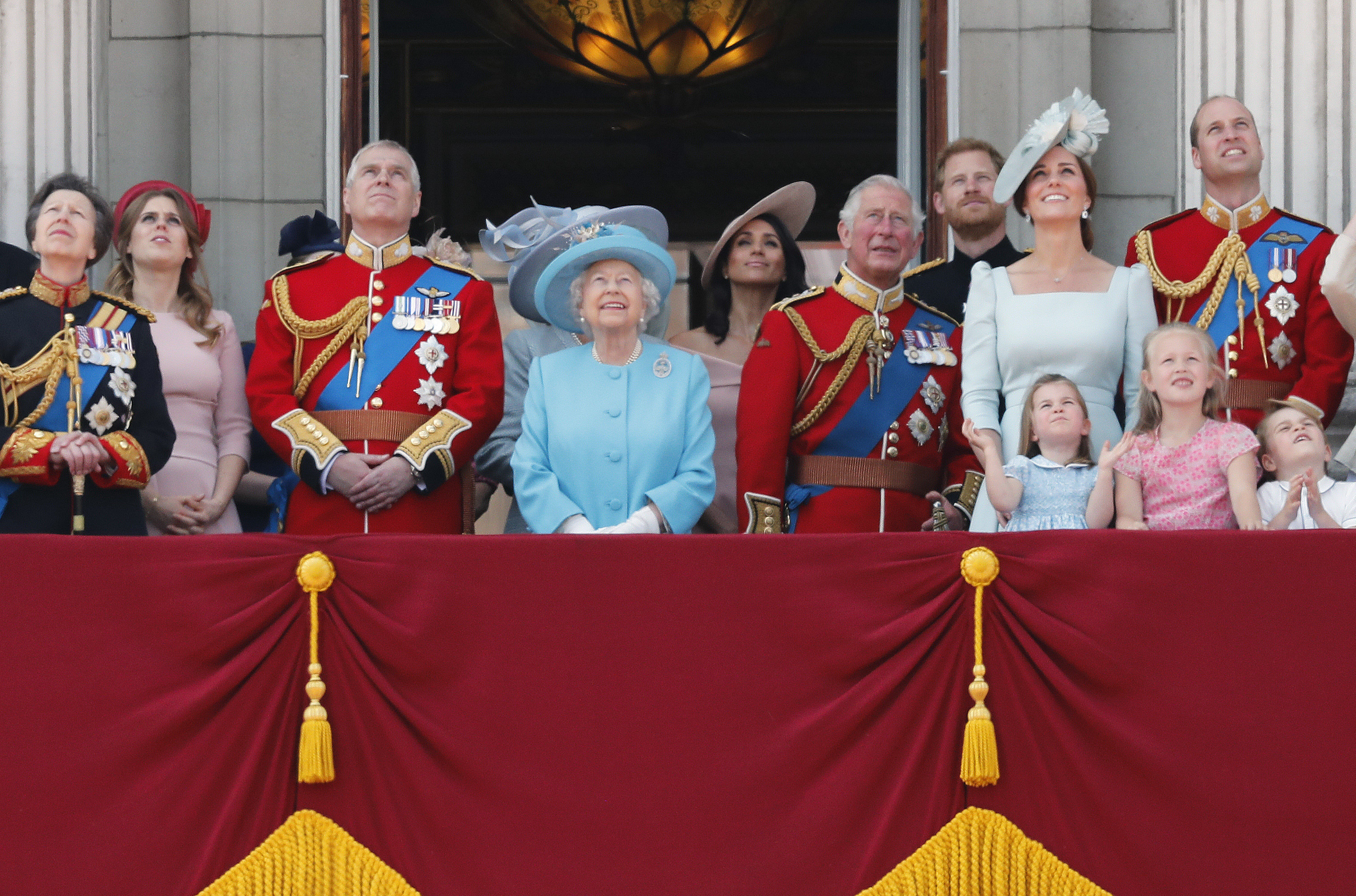Elizabeth II comparte con su familia en “Trooping the Colour”, un evento que se lleva a cabo en Reino Unido desde 1748 con el propósito de celebrar el cumpleaños “oficial” del monarca y que suele tener lugar el segundo sábado de junio. (Archivo)