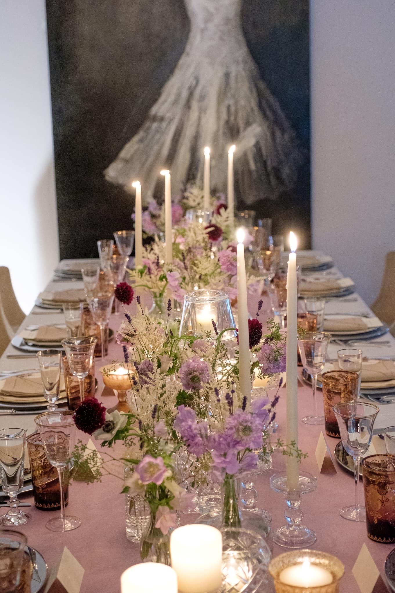 Puedes centrarte en tres colores, eligir los detalles con conciencia, mirar el mobiliario que tienes y tratar de incorporarlo a la decoración. (Ishan Robles)