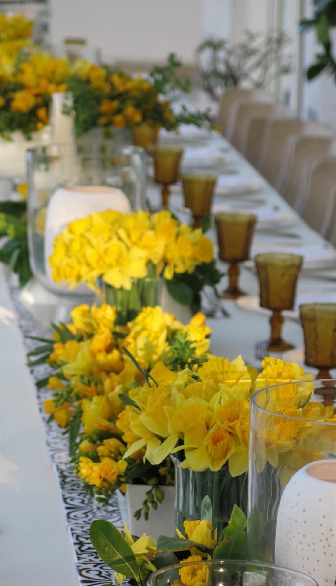 La mayoría de las veces, una instalación floral junto a un elemento -especialmente- de metal o texturizado- es más que suficiente para causar una buena impresión. (Julio Cintrón)