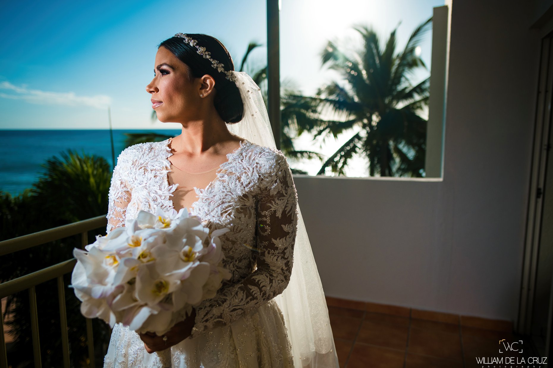 Vestimenta novia: D'Royal Bride. Peinado y maquillaje: Javier Moreno y Raúl Collazo. Atuendo del novio: Leonardo’s Fifth Avenue (William De La Cruz)